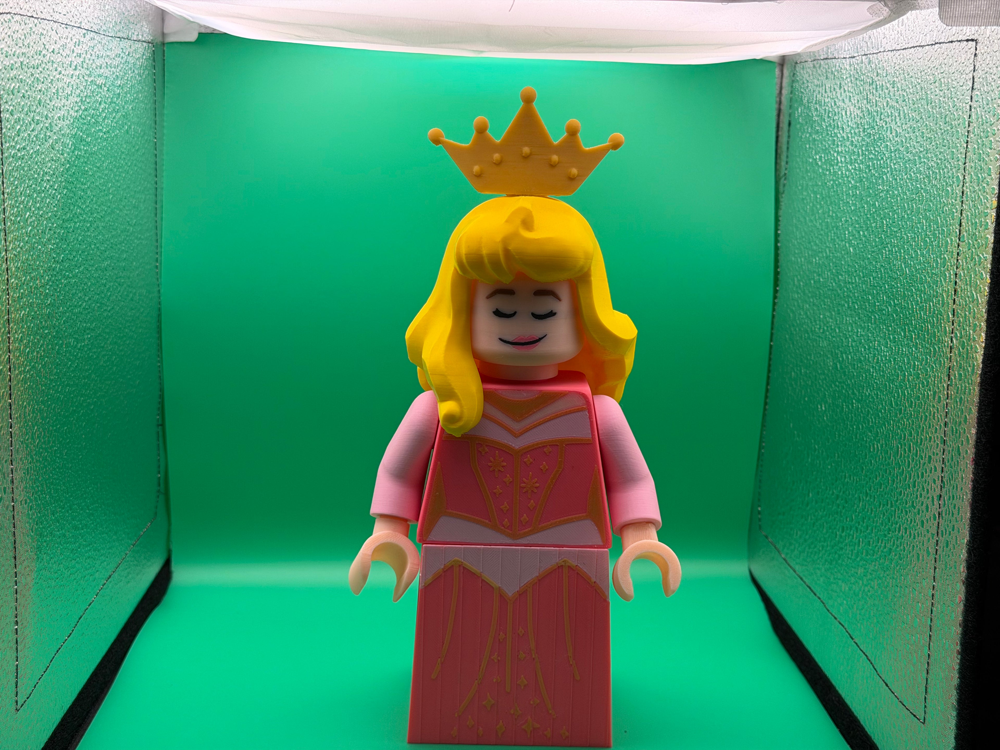3D Printed Big Brick Aurora Figure – Sleeping Beauty Inspired Princess Collectible | Block-Style Character Display | Fairy Tale Fan Gift